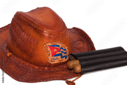Kubanische Zigarren mit Hut und der Nationalflagge