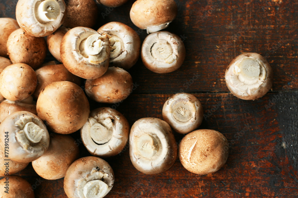 Braune Champignons - Pilze auf Holzbrett Braune Champignons - Pilze auf Holzbrett