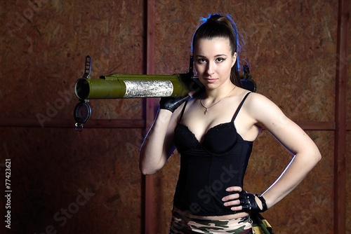 Foto Beautiful woman with russian bazooka RPG - 18 Muha