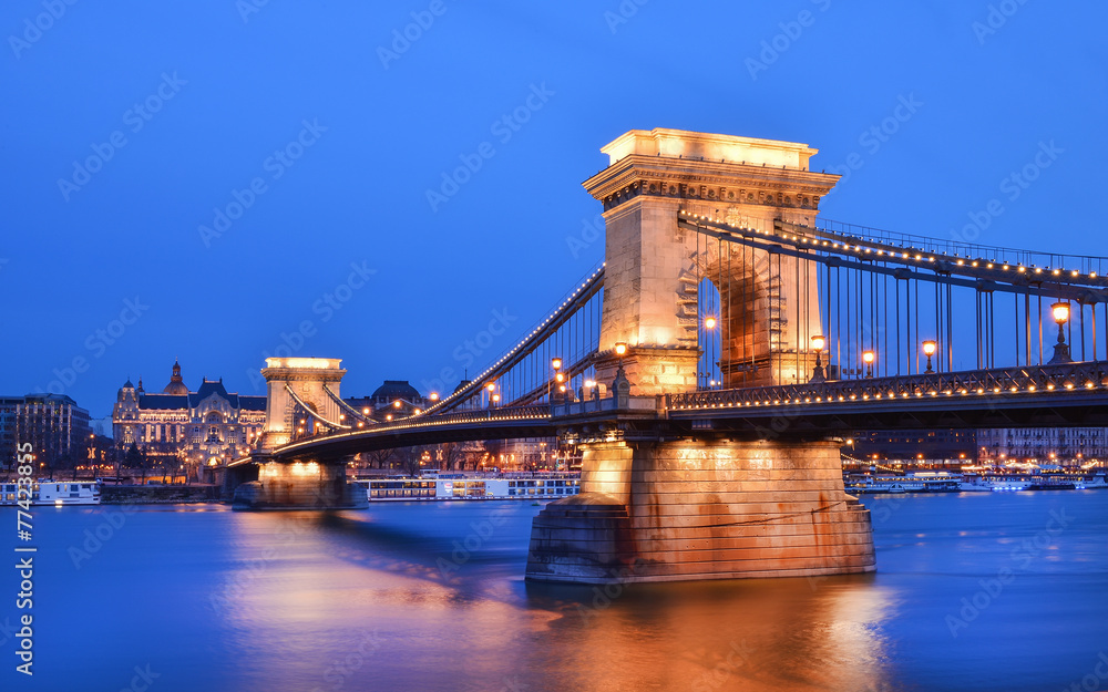 Obraz premium The evening view of the Chain bridge, the Danube and Buda side f