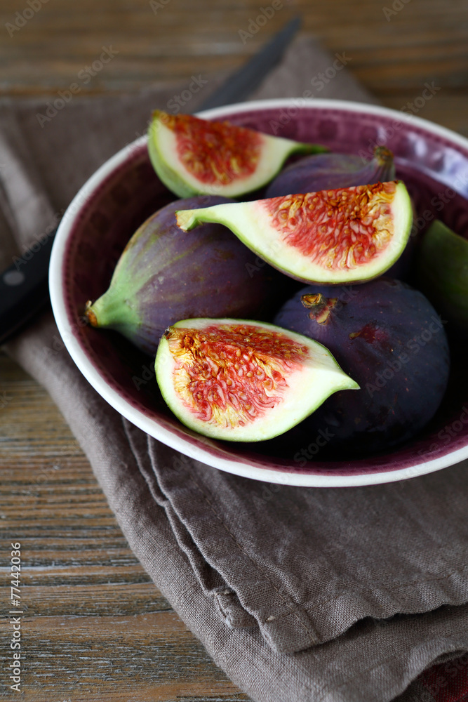 Ripe figs in a bowl on linen napkin Ripe figs in a bowl on linen napkin