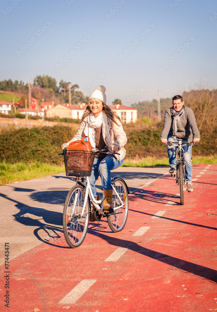 Obraz premium Couple riding bicycles in the nature