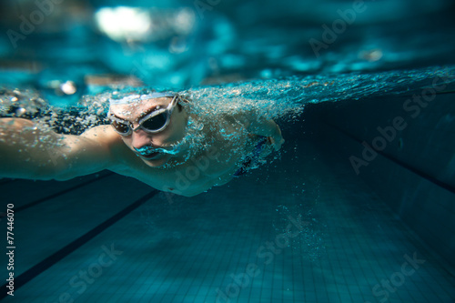 Photo Male swimmer at the swimming pool.Underwater photo.