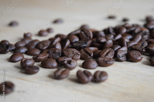 Fototapeta Naklejka Na Ścianę i Meble -  Kaffebohnen auf Holztisch