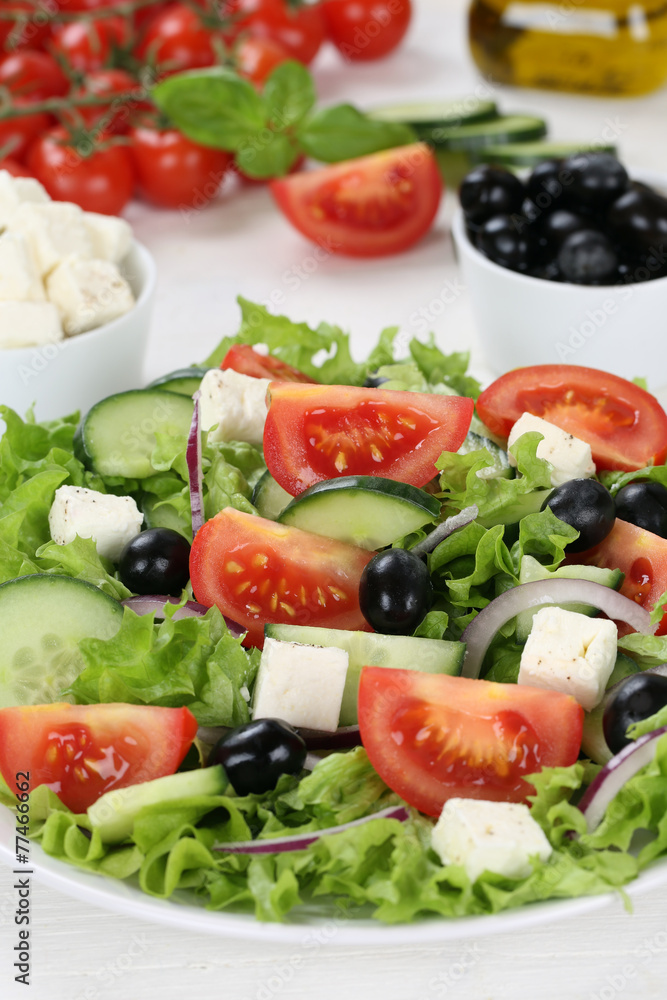 Gesund vegetarisch essen griechischer Salat auf Teller mit Tomat Gesund vegetarisch essen griechischer Salat auf Teller mit Tomat