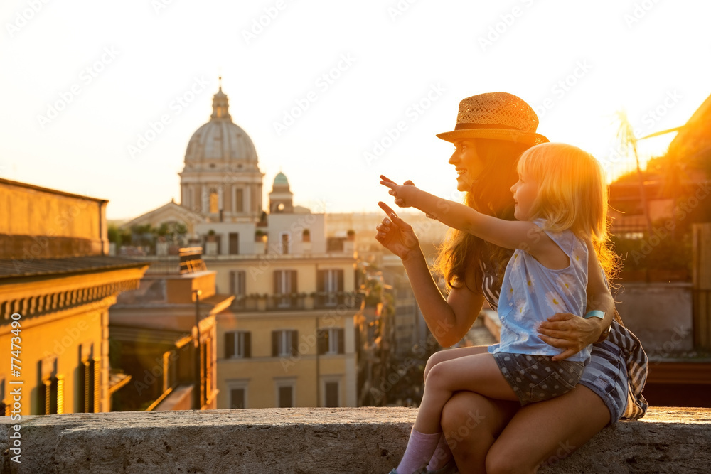 Naklejka premium Matki i dziewczynki obsiadanie na ulicie w Rzym