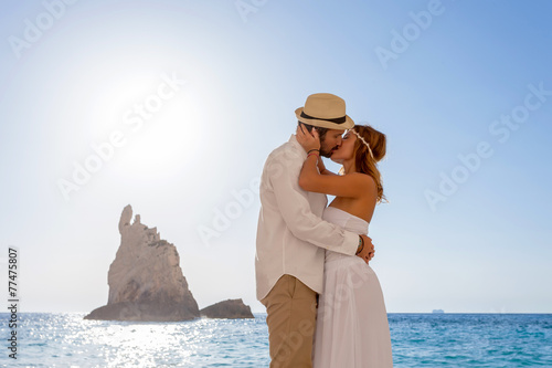 Wallpaper Mural bride and groom at the beach Torontodigital.ca