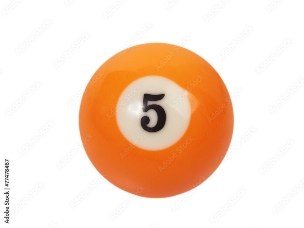 Bola Billar número cinco (5) sobre fondo blanco aislado. Vista de frente  Stock Photo