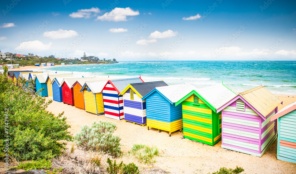 Fototapeta premium Piękne domki kąpielowe na białej, piaszczystej plaży w Brighton,