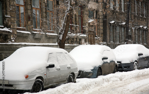 Cars covered with fresh snow © Elena Kovaleva