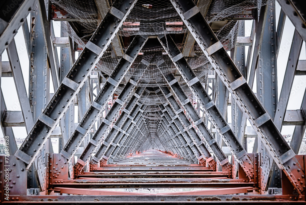 Interior puente de hierro