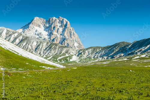 Fotografija landscape view of  Campo Imperatore plateau abruzzo italy