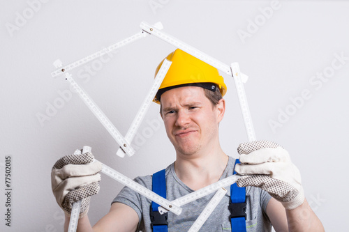 Bauarbeiter mit Zollstock photo