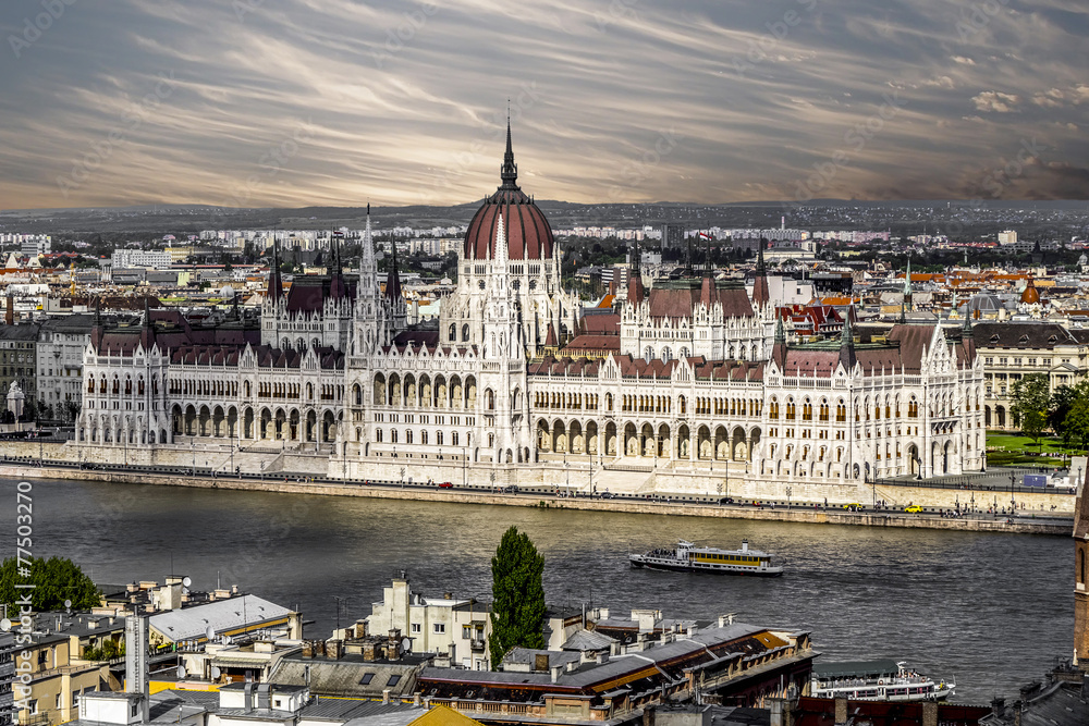 Fototapeta premium Parlament Budapest mit dynamischem Himmel