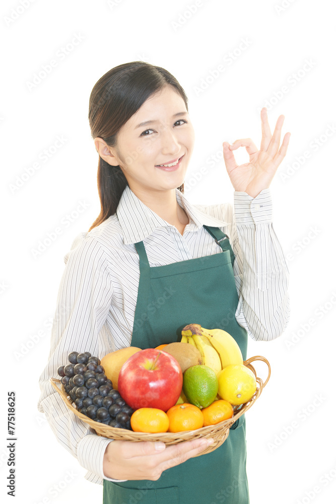 果物を持つ女性 果物を持つ女性