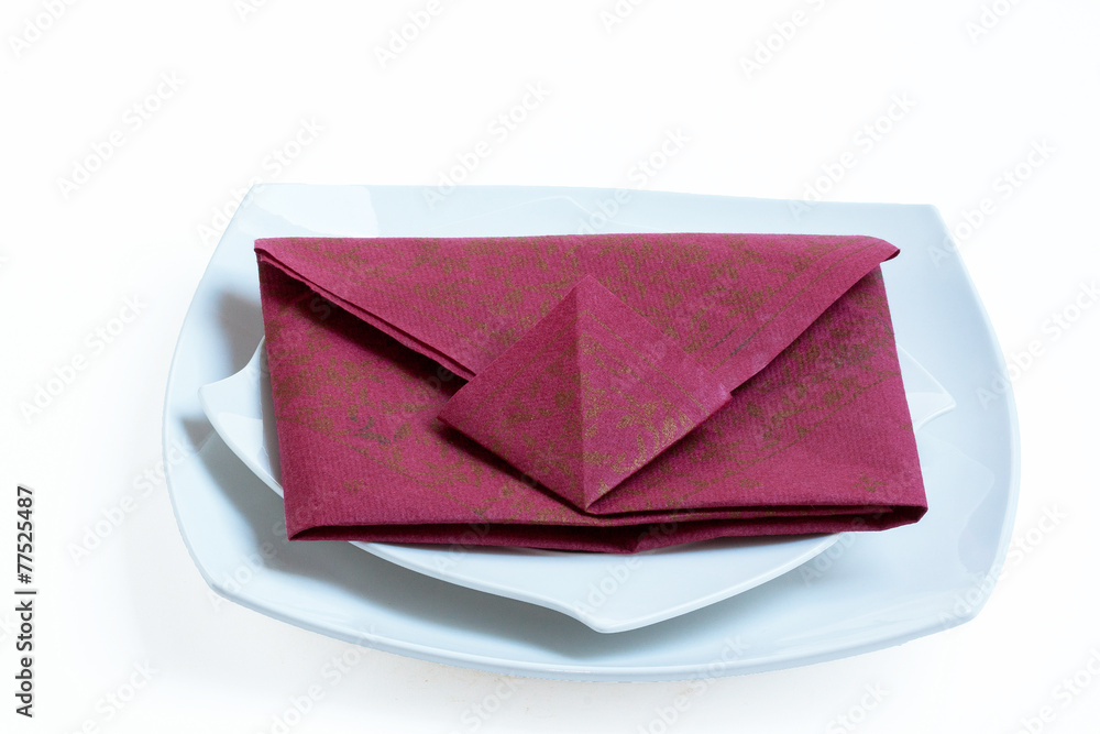 Pliage de serviette en enveloppe sur assiette blanche Photos | Adobe Stock