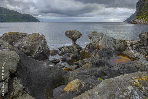 Norwegia, słynny kamien wyzłobiony przez ocean - Kannesteinen photo