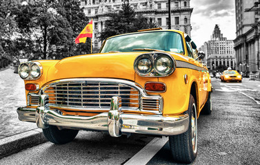 Sierkussen New York taxi Vintage yellow cab in Lower Manhattan  © jovannig