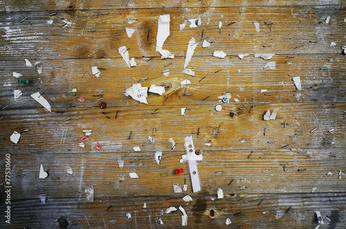 Fotografie bulletin board with rusty  paper clips