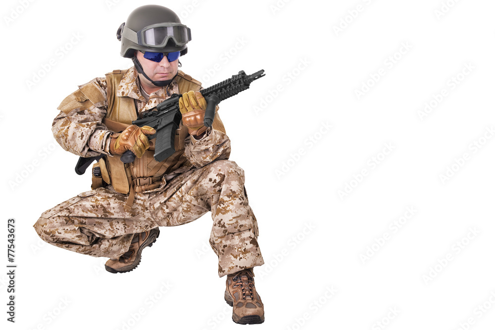 Fototapeta premium Żołnierz w mundurze, gotowy do walki