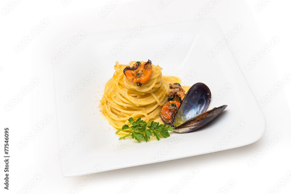 Spaghetti con cozze e bottarga, italian cuisine