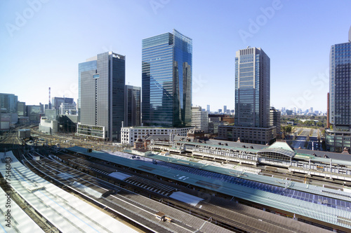 東京駅と丸の内高層ビル街 