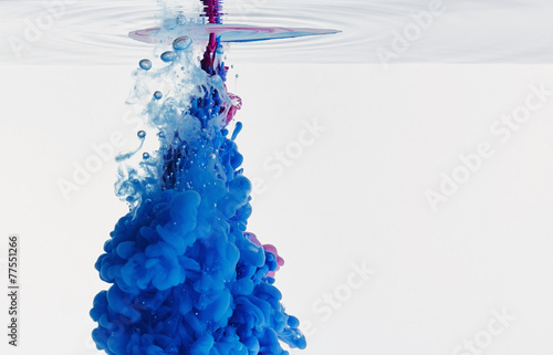 Blaue Tinte in Wasser