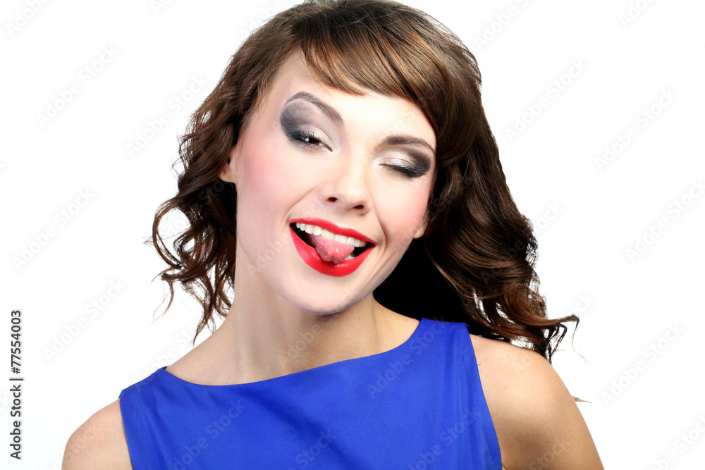 Молодая девушка с чувством юмора на белом фоне