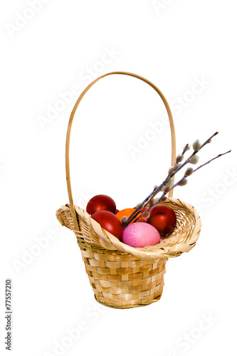 Пасхальные яйца и верба в плетеной корзинке
