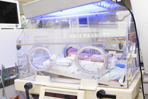 Fotografía Newborn baby inside incubator