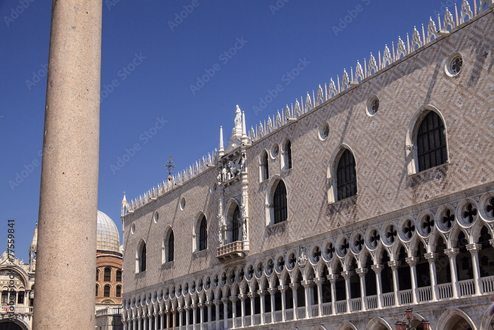 Dogenpalast in Venedig - Seitenblick am Markusplatz
