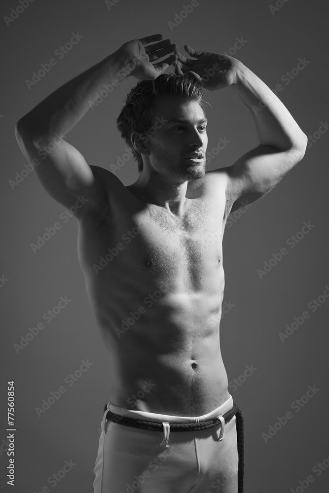 Obraz premium Strong athletic man on dark background