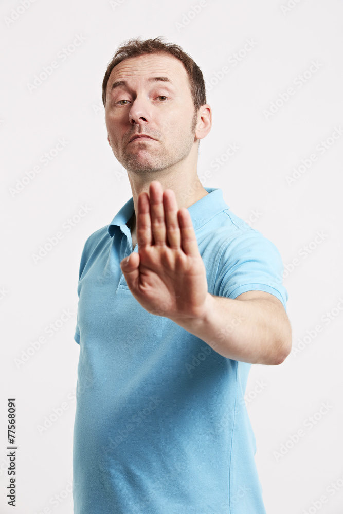 Man mit abweisende Handgeste Man mit abweisende Handgeste
