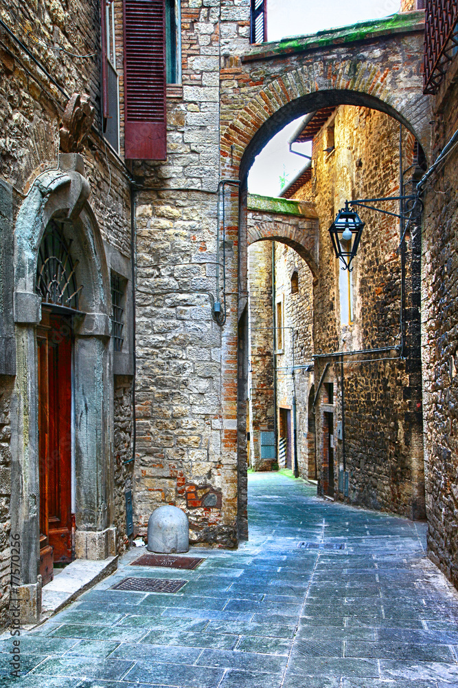 Obraz premium piękne stare uliczki włoskich średniowiecznych miast, Tody