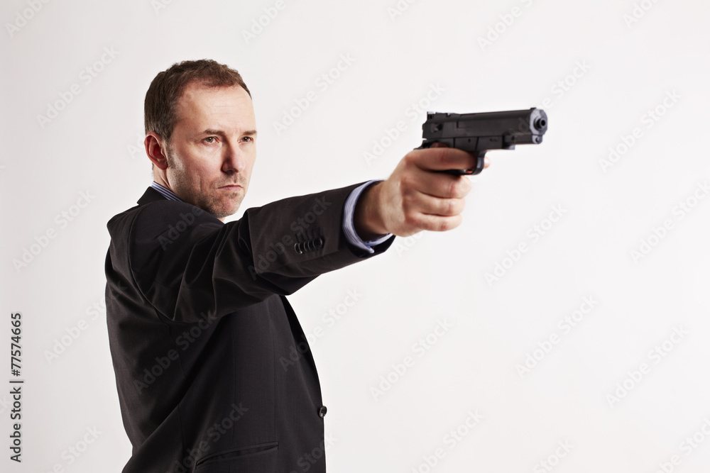 Mann zielt mit eine Pistole, Anschnitt 2