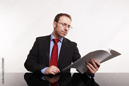 Wallpaper Mural Mann hinter dem Schreibtisch liest Bewerbung Torontodigital.ca