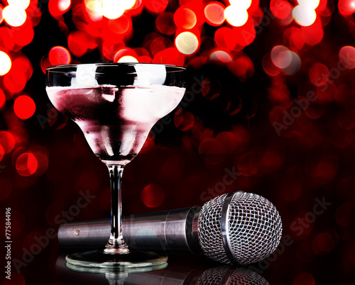 Canvas Print Silver microphone and cocktail on table on red lights