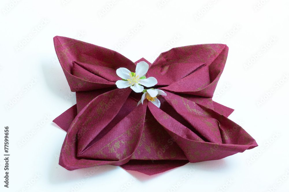 Pliage de serviette en papier en fleur de lotus sur fond blanc Stock Photo  | Adobe Stock