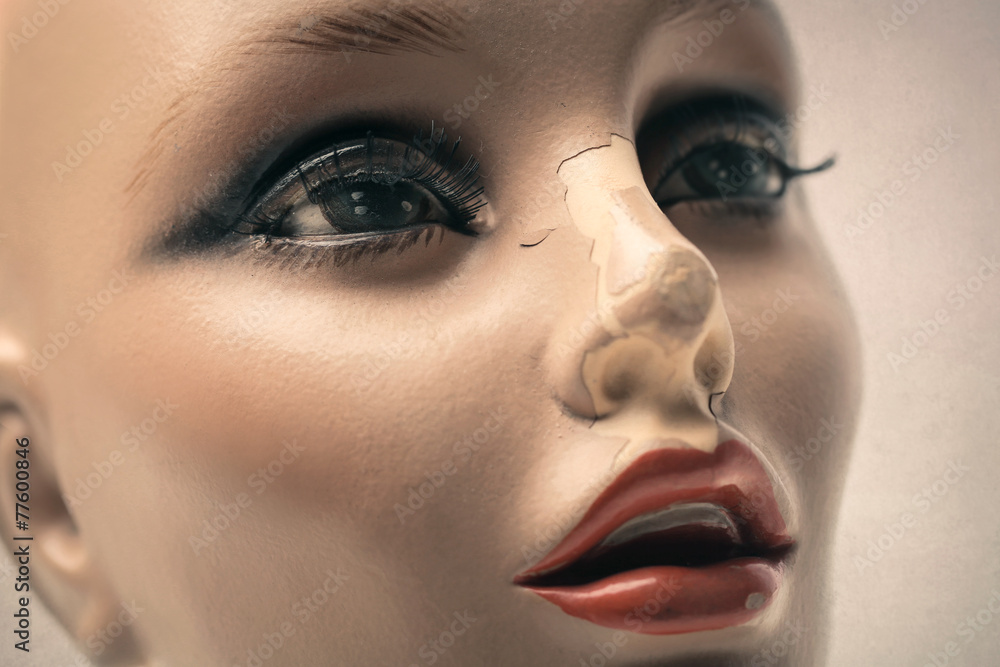 Fototapeta premium Broken shop window dummy