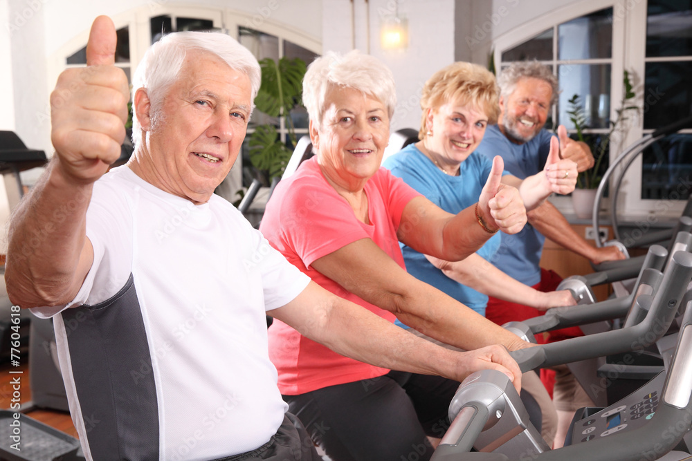 ältere Menschen beim Cardiotraining