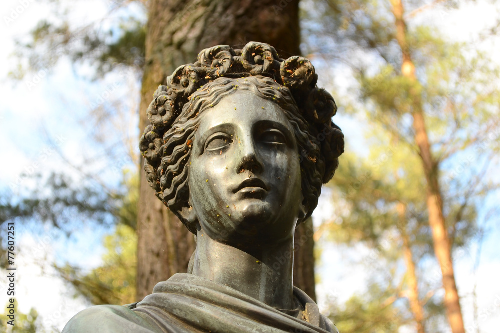 Statue of a woman in Pavlovsk park.