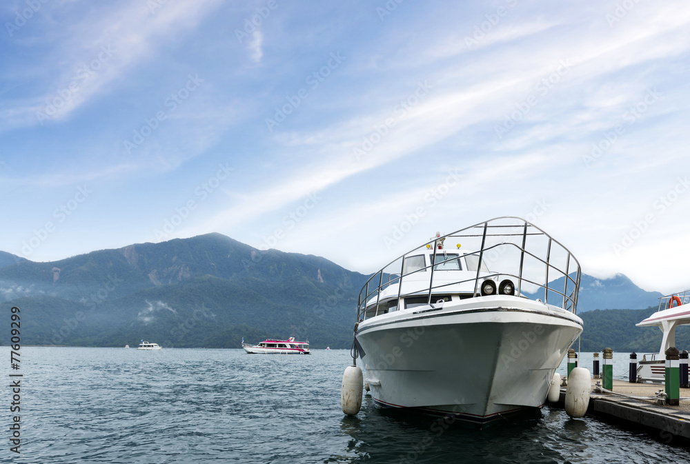 Fototapeta premium motor boat