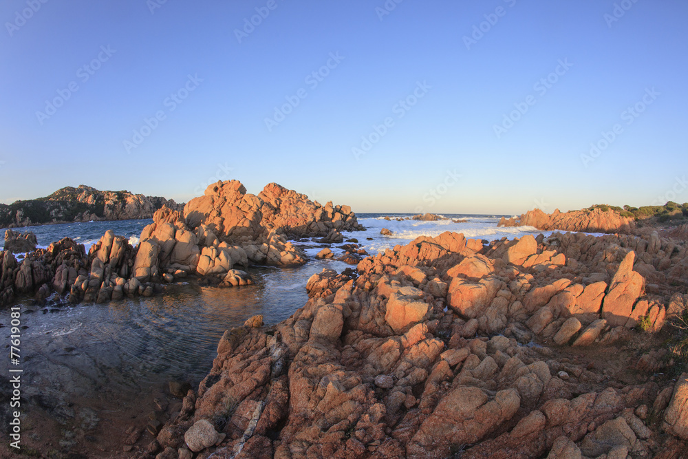 Meravigliosa Sardegna.Spiaggia rocciosa al Tramonto