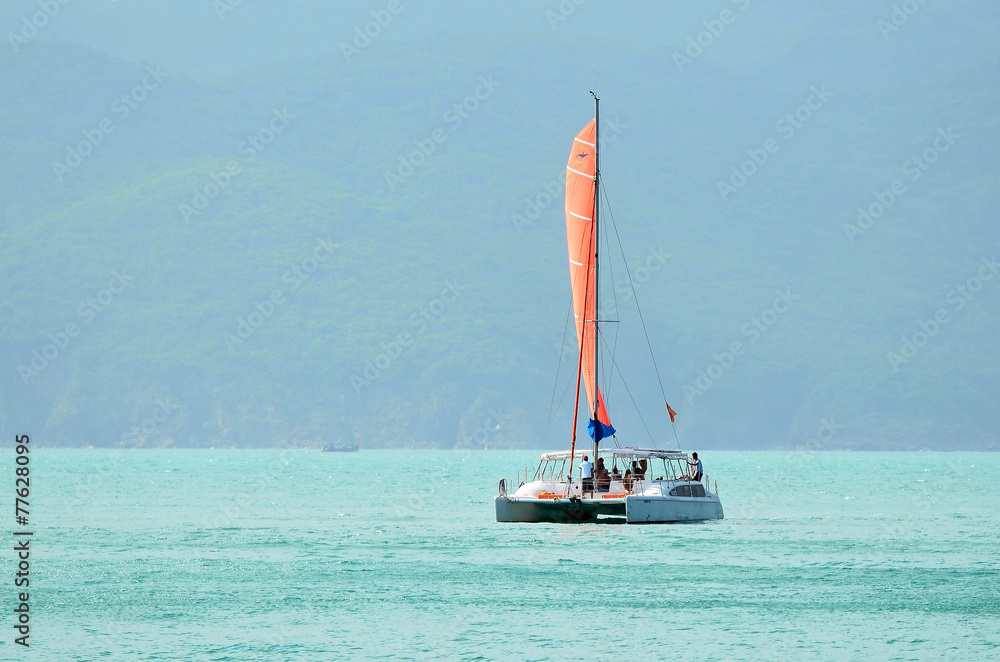 Fototapeta premium Отдых на катамаране в открытом море