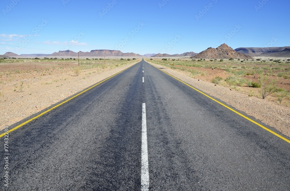 Teerstraße im Süden Namibias (Richtung Rosh Pinah)