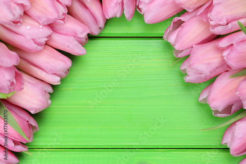 Fototapeta Naklejka Na Ścianę i Meble -  Tulpen Blumen auf Holzbrett zum Frühling oder Muttertag mit Tex