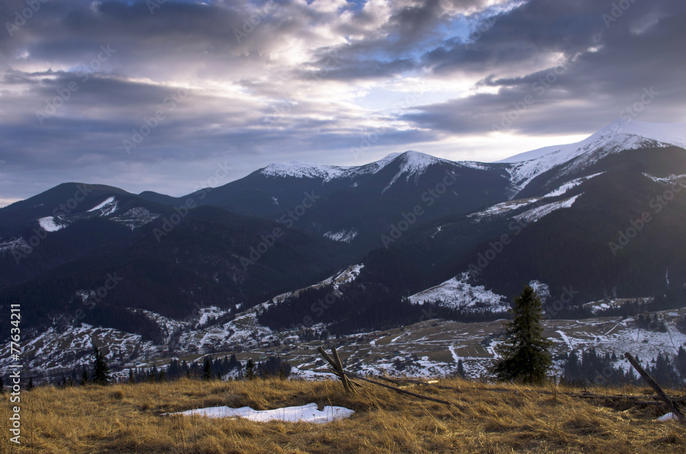 Fototapeta premium Winter evening mountain plateau landscape (Carpathian, Ukraine)