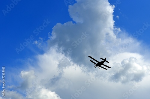 Аэроплан на фоне облаков