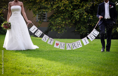 brautpaar mit just married banner