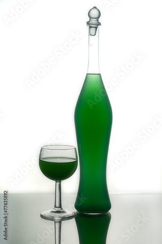 Bottiglia trasparente con liquido verde